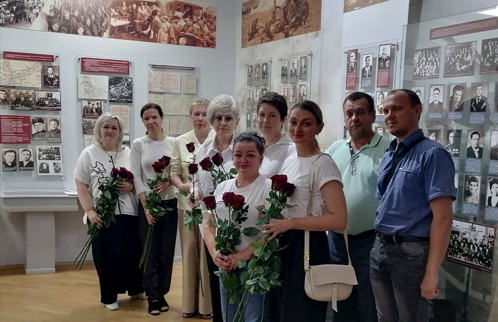 Коллектив СМАРТ-МФЦ в г.Новохоперске посетил районный краеведческий музей. Музей наполнен уникальными экспонатами,что позволило окунуться в историю района, увидеть быт наших предков, познакомиться с традициями и культурой местных жителей разных эпох..