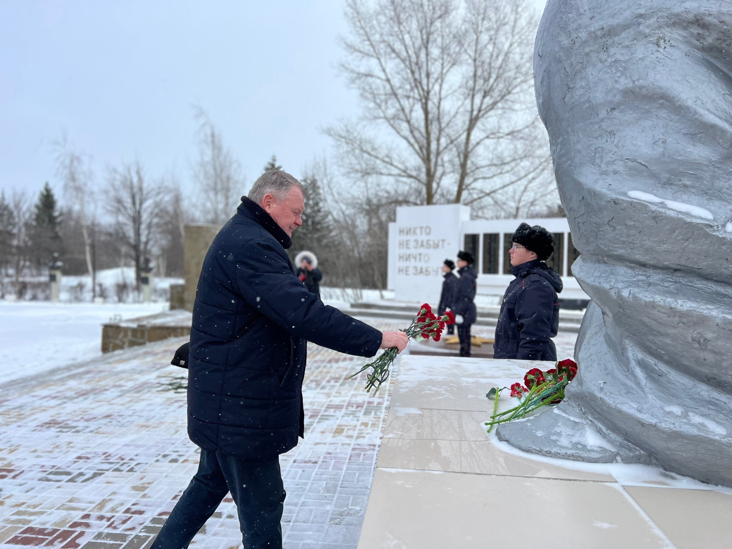 В преддверии Дня защитника Отечества в Новохопёрском районе прошла церемония возложения цветов в память о погибших земляках..