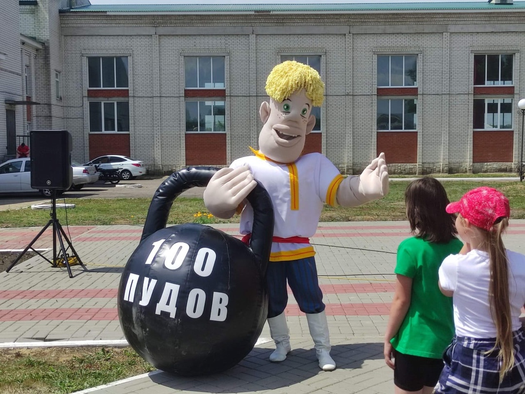 Жителям нашего района, да, впрочем, и Воронежской области, полюбились ростовые куклы КСК «Звёздный» Краснянского сельского поселения.