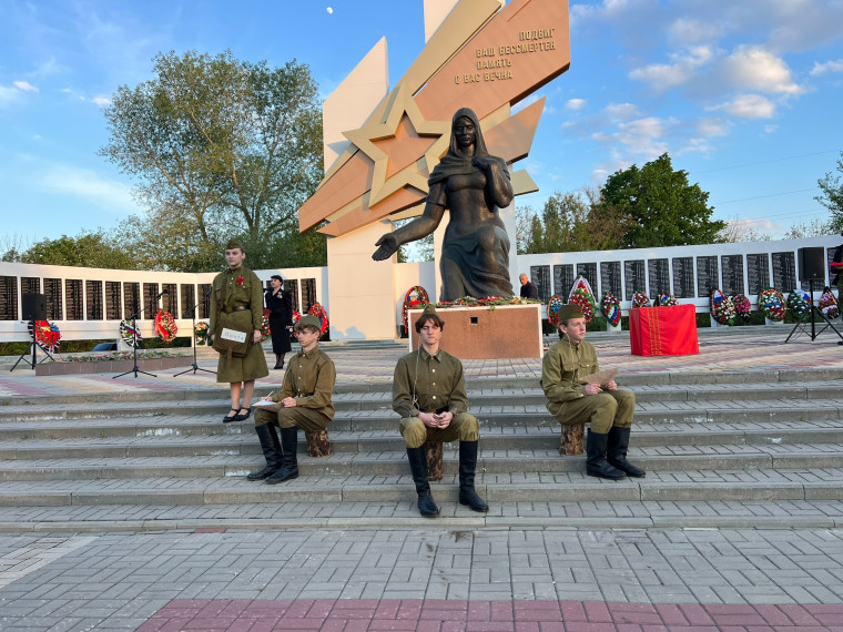 Cостоялся праздничный митинг для молодёжи, который организовали педагоги и ученики Центра дополнительного образования детей.. Cостоялся праздничный митинг для молодёжи, который организовали педагоги и ученики Центра дополнительного образования детей..