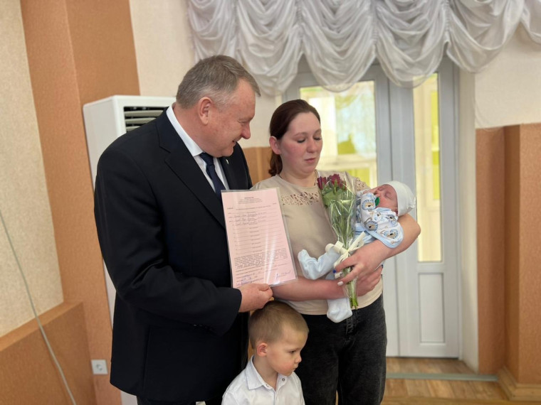 Глава района вручил свидетельства на право получения социальной выплаты на приобретение жилья молодым семьям. Глава района вручил свидетельства на право получения социальной выплаты на приобретение жилья молодым семьям.