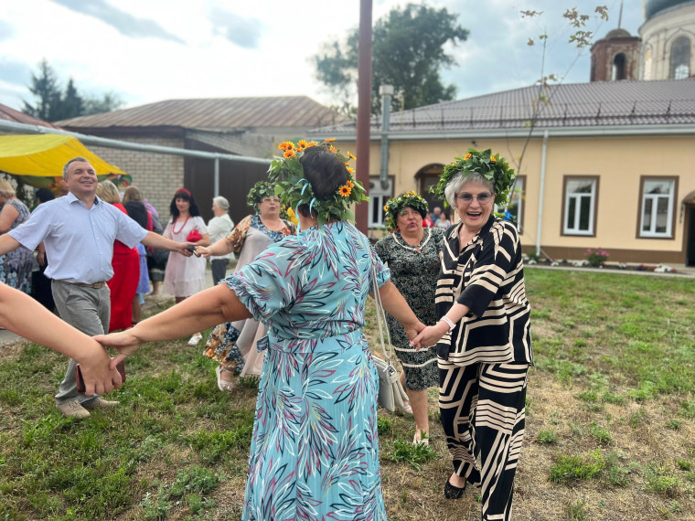 Фестиваль «В Троицком на Троицу» прошел в селе Троицком Новохопёрского района. Фестиваль «В Троицком на Троицу» прошел в селе Троицком Новохопёрского района.
