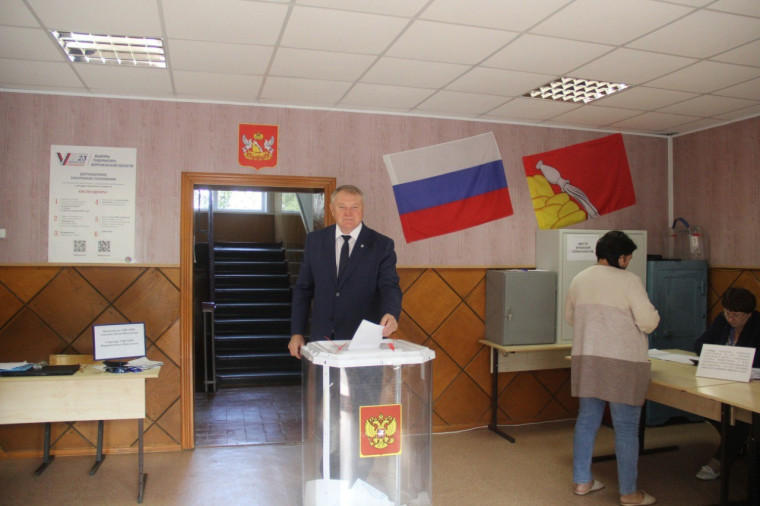 Глава Новохопёрского района Виктор Королёв проголосовал на выборах.. Глава Новохопёрского района Виктор Королёв проголосовал на выборах..