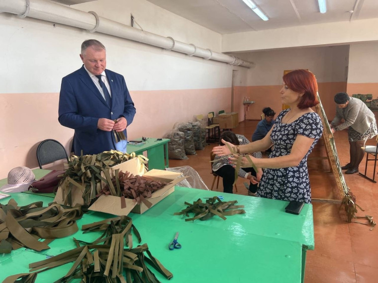 Глава Новохопёрского района Виктор Королёв посетил мастерские по плетению маскировочных сетей.. Глава Новохопёрского района Виктор Королёв посетил мастерские по плетению маскировочных сетей..
